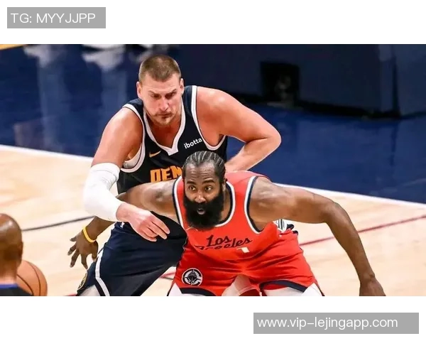 快船队启程前往休斯敦哈登与小卡登机照引发球迷热议 快船队启程前往休斯敦哈登与小卡登机照引发球迷热议