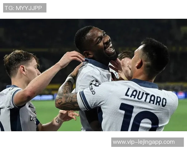 小图拉姆寻父亲旧球衣向偶像阿德请求签名感人时刻再现 小图拉姆寻父亲旧球衣向偶像阿德请求签名感人时刻再现